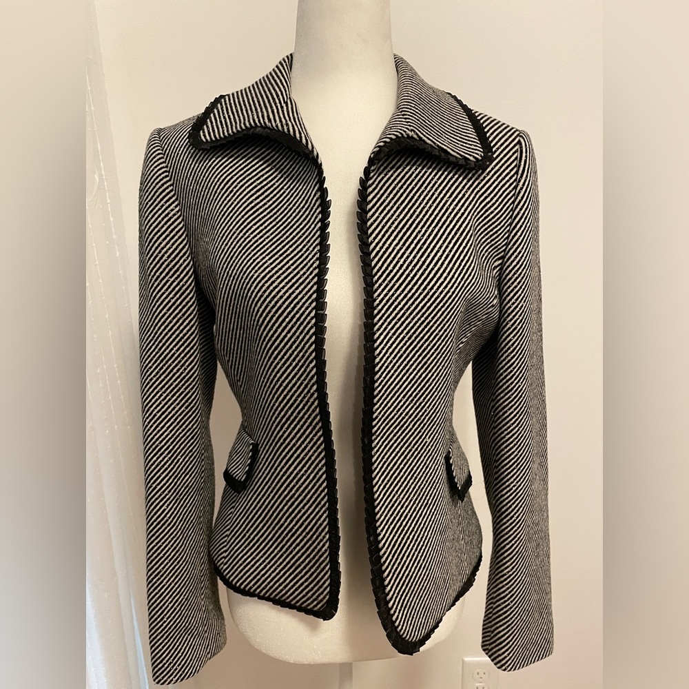 Tahari Arthur S. Levine Blazer Black/Light Cream Fabric Silver threading
Size 4